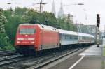 MIt ein IR Trier-Emden durchfahrt 101 019 K�ln Deutz am 1 Februari 2000.