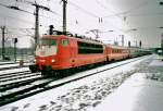 Ins verscheiten K�ln-Deutz fahrt 103 210 mit NMBS-Garnitur f�r ein D-Zug nach Oostende am 1 Februar 1999.