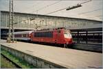 Die formsch�ne DB 103 101-2 wartet mit einem IC in M�nchen auf die Abfahrt. 

Analogbild vom 4. Mai 2001