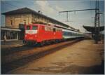 Im Frühling 1992 ist die DB 110 221-9 mit einem Interregio (IR) in Aalen auf dem Weg von Nürnberg nach Stuttgart. 

Analogbild vom April 1992 