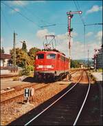 Die DB 110 350-6 rangiert in Lörrach HBF, damals war der Bahnhof noch mit Formsignalen ausgestattet gewesen. 

Analogbild vom August 2002