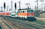 Am 13 April 2000 schiebt 111 137 ein RE aus K�ln-Deutz.