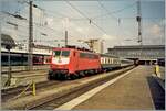 Die DB 111 185-5 mit einem Nahverkehrszug in München HBF. 

Analogbild vom 4. Mai 2001