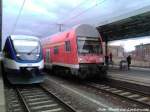 OLA VT 0007 mit Ziel �ckerm�nde Stadthafen & RE5 (Bestehend aus BR 112 & 2 Dostowagen) mit Ziel Neustrelitz Hbf im Bahnhof Neubrandenburg am 13.4.13