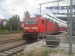 142 852-2 als S1 mit ziel Warnem�nde im Bahnhof Rostock Hbf am 22.6.13