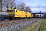 143 226-9 und 2249 051-4(kalt) sind bei Th�ngersheim am 28.2.2026 gen Gem�nden mit einem Umbauzug unterwegs. 