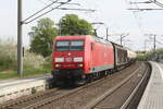 145 002 mit einem G�terzug bei der Durchfahrt in Z�beritz am 29.4.22