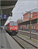 Die DB 146 230-8 erreicht mit einem Schwarzwaldbahn-Zug Singen. Nach einem kurzen Aufenthalt wird der Zug nach Konstanz weiter fahren .

15. März 2025