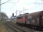 155 248-8 mit einem G�terzug beim Zwischenhalt im Bahnhof Stralsund R�gendamm am 18.11.13