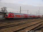 Mit Steuerwagen voraus steht 182 023 im Bahnhof De�itzsch unt Bf am 15.12.15
