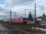 185 063-5 mit einem G�terzug beim vorbeifahren am Bahnhof Halle-Messe am 9.10.14