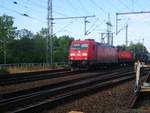 185 379 mit einem G�terzug bei der Durchfahrt in G�sen (b Genthin) am 6.7.18