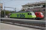 Die BLS Re 465 012  und die DB 185 107-0 warten in Spiez auf ihre n�chsten Eins�tze.