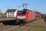 FORD-PKW-Zug mit 189 052 d�nnert am 27 M�rz 2017 durch Dillingen.