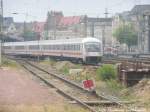 Mit Steuerwagen voraus 101 096 l�sst mit ihrem InterCity (IC) den Hallenser Hbf hinter sich am 13.6.15
