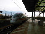 ein ICE durchf�hrt den Bahnhof Leipzig Messe am 12.11.17