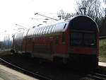 Der DABbuzfa760 Steuerwagen von 143 034 im Bahnhof Halle-Zscherbener Stra�e am 28.2.18