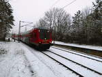 Mit Steuerwagen voraus f�hrt 143 871 als S7 mit ziel Halle/Saale Hbf aus Richtung Halle-Nietleben kommend in den Tunnelbahnhof Halle-Neustadt am 7.3.18 ein