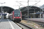 Mit Steuerwagen voraus verl�sst 143 856 als S9 mit ziel Eilenburg den Hauptbahnhof Halle/Saale am 24.10.19