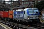 SIEMENS-VECTRON 193 880 fuhr mit einen kastenzug durch hh-harburg,13.12.14