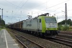 Captrain 185 550 d�nnert durch Duisburg-Entenfang am 16 September 2016.