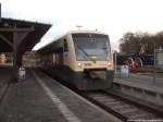 PRESS 650 032-4 musste den Betrieb einstellen auf Grund von umgest�rzten B�ume zwischen Putbus & Bergen auf R�gen / hier steht der Triebwagen abgestellt im Bahnhof Putbus um kurz nach 7 am Morgen des