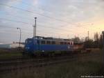 PRESS 140 037 mit einem Schmalspurtransportwagen im Bahnhof Bergen auf R�gen am 25.4.14