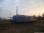 PRESS 140 037 mit einem Schmalstransportwagen im Bahnhof Bergen auf R�gen am 25.4.14