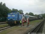 PRESS 346 001 steht mit dem �berf�hrungszug im Putbusser Bahnhof zur Abfahrt bereit am 31.5.15
