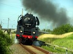 01 0509 mit dem Leerzug unterwegs nach Pubtus und l�sst Bergen auf R�gen hinter sich am 21.5.16