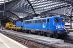 PRESS 140 046 schaut sichselbst und ein Gleisbauwagen in K�ln Hbf am 8 Juni 2019.