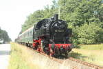114 703 (203 230) und 86 1744 mit Ziel Bergen auf R�gen bei der Vorbeifahrt an der Ortschaft Alt Sassitz am 30.7.21