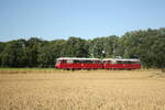 772 140 und 772 141 mit Ziel Bergen auf R�gen bei der Vorbeifahrt an Neklade am 30.7.21