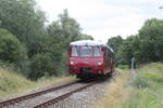 772 140 und 772 141 mit Ziel Bergen auf R�gen bei der Vorbeifahrt an der Ortschaft Alt Sassitz am 31.7.21