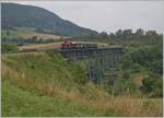 Die Diesellok 211 041-9 (92 80 1211 041-9 D-NeSA) f�hrt mit ihrem  Morgenzug  �ber die Tal�bergang Epfenhofen Br�cke und erreicht unmittelbar darauf den Bahnhof Epfenhofen. Die Tal�bergang Epfenhofen Br�cke ist mit 264 Meter L�nge die l�ngste Br�cke der Sauschw�nzlebahn und soweit ich gesehen habe auch die imposanteste Br�cke der Strecke.

27. August 2022