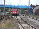 EGP 140 853-3 & 140 824-4 mit der 2 Krweidezugh�kfte bei der Einfahrt in Bergen auf R�gen am 12.8.13