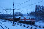 232 690 mit 243 822 der EBS verlassen mit dem St�dteexpress mit ziel Weimar den Bahnhof Naumburg(Saale) Hbf am 1.12.23