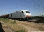 285 104-6 von ITL mit einem Sch�ttgutzug kurz vor dem Hallenser Hbf am 5.6.15