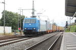 185 CL 004 mit einem Containerzug bei der Durchfahrt im Bahnhof Delitzsch unt Bf am 19.8.21