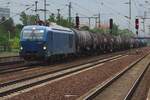 Am grauen 23 Mai 2023 schleppt 248 022 ein Kesselwagenzug durch Berlin-Sch�nefeld.
