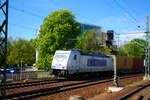 386 021 von METRANS / HHLA mit einen G�terzug bei der Durchfahrt im Bahnhof Dresden Hbf am 12.4.24