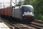 ES 64 U2-065 der mrce f�hrt mit einen containerzug am 11.05.13 durch harburg bhf  