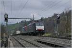 Die E 189 984 und die SBB Re 474 009 mit einem G�terzug in M�lenen.