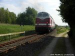118 770 am Zugschluss unterwegs nach Putbus kurz hinter Bergen auf R�gen am 21.5.16