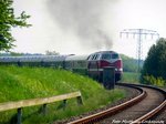 118 770 am Zugschluss mit einer Ru�wolke unterwegs nach Putbus kurz hinter Bergen auf R�gen am 21.5.16