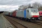 Am 20 Februar 2020 durchfahrt ein Stahlzug mit Lineas 186 452 K�ln West.