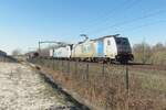 Lineas 186 449 zieht ein Kollegin und ein kuzer Mischer durch Tilburg-Reeshof am 18 M�rz 2022.