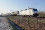 RailPool 186 105 zieht ein Kesselwagenzug durch Tilburg-Reeshof am Abend von 10 M�rz 2022.