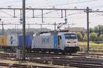 Leider ins Gegenlicht: am 21 Augustus 2023 steht Lineas 186 291 in Venlo abfahrtbereit.