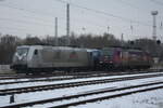 185 531 der TXLogistik und 186 383 der HSL abgestellt am DB Werk in Rostock Seehafen am 27.12.21